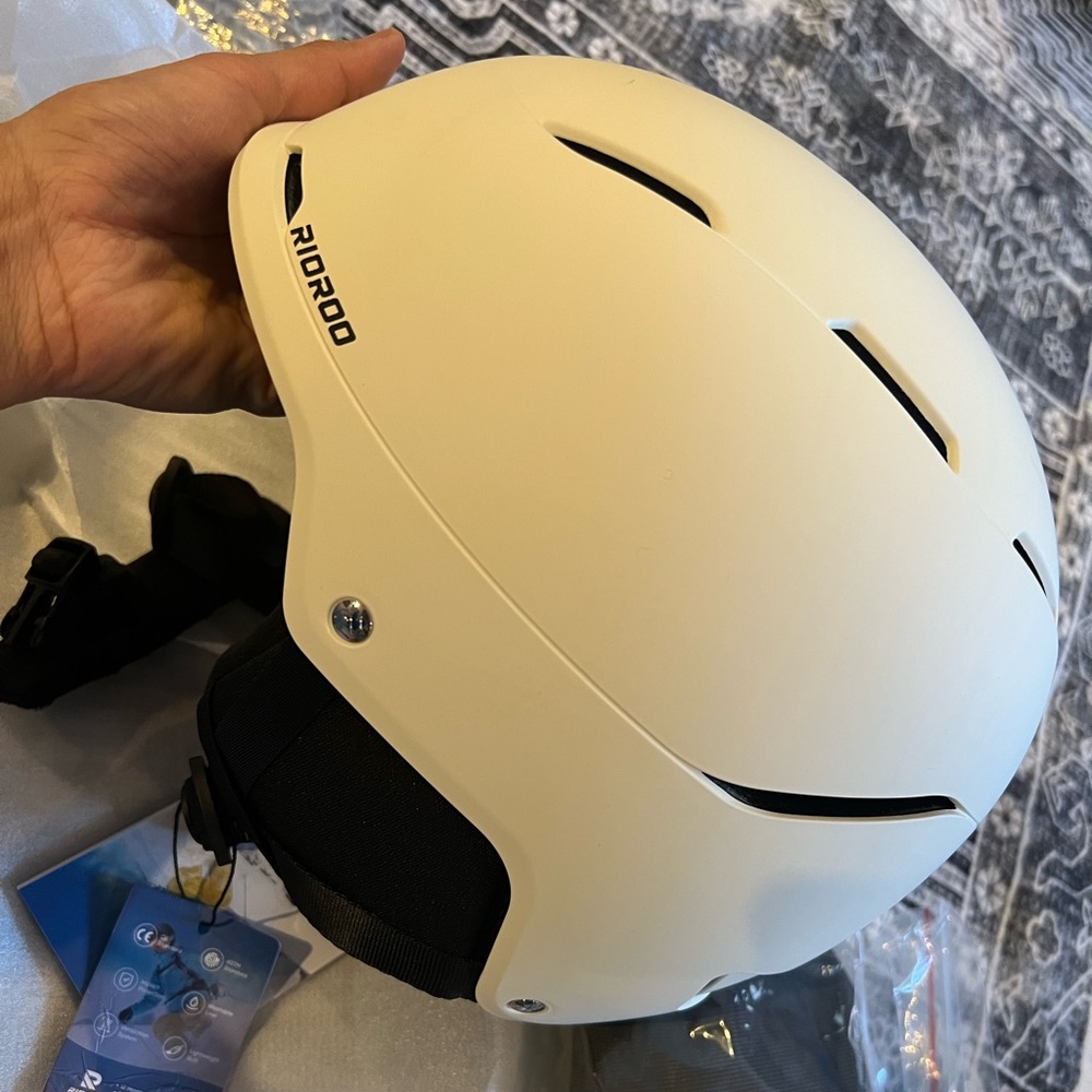 RIOROO Ski Helmet Egg White – Size M– NWT no box only dust bag included
